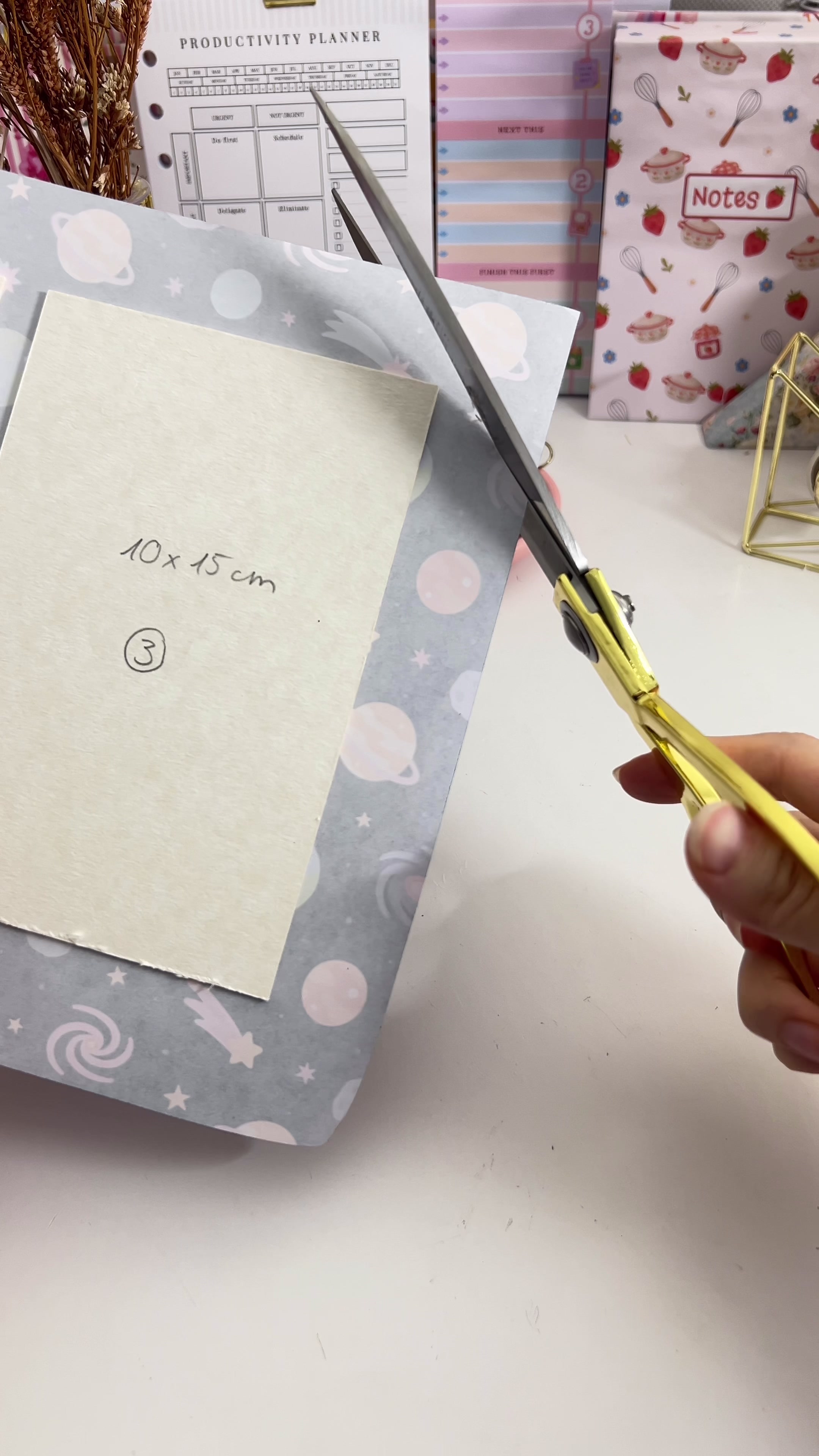 Cutting the corners of the cover paper at an angle before folding